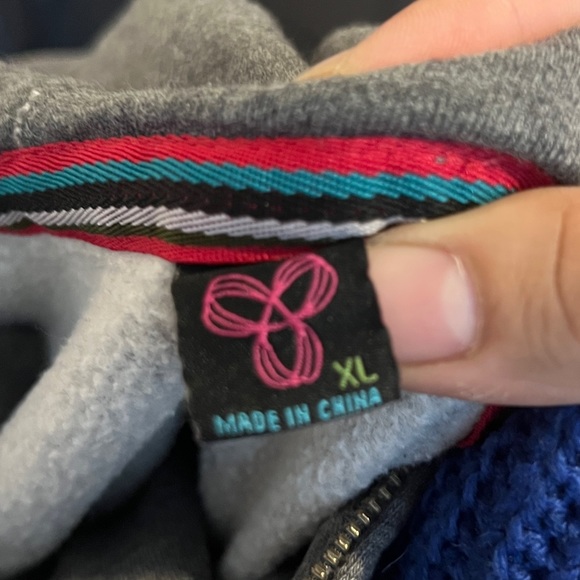 VINTAGE TNA Sweater (~2008) - Picture 3 of 3